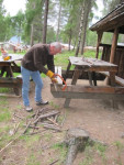 Mannen hakken en zagen hout...
