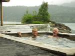 Thermaal baden aan de rand van het fjord