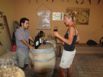 Maria proeft bij bodega Vina Maria