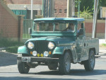 Hier zie je nog veel oude jeeps