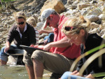 Goldpanning: Sylvia, Jonas en Maria