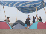 Kamperen op het strand met voor ons de pinkstergemeente