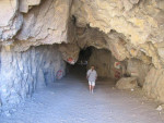 Natuurlijke tunnel langs de oceaan 