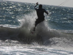 Kitesurfen op hoge golven