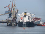 Bulkcarrier laadt delfstof 