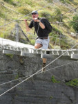 Met defecte hangbrug...