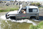 Kaj en Sabine tijdens de oversteek van een rivier