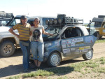 Limburgse verslaggevers Ilona en Erik met hun Smart