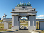 Toegangspoort met daarachter het ruiterstandbeeld