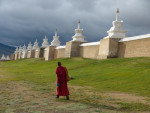 Prachtige wal met 108 stupa's