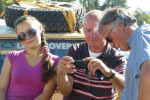 Daar wil Fons ook wel even naast zitten.Radboud krijgt camera-instructies...